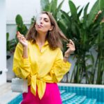 Frau genießt bewusst modernen Lifestyle mit Veev One am Pool