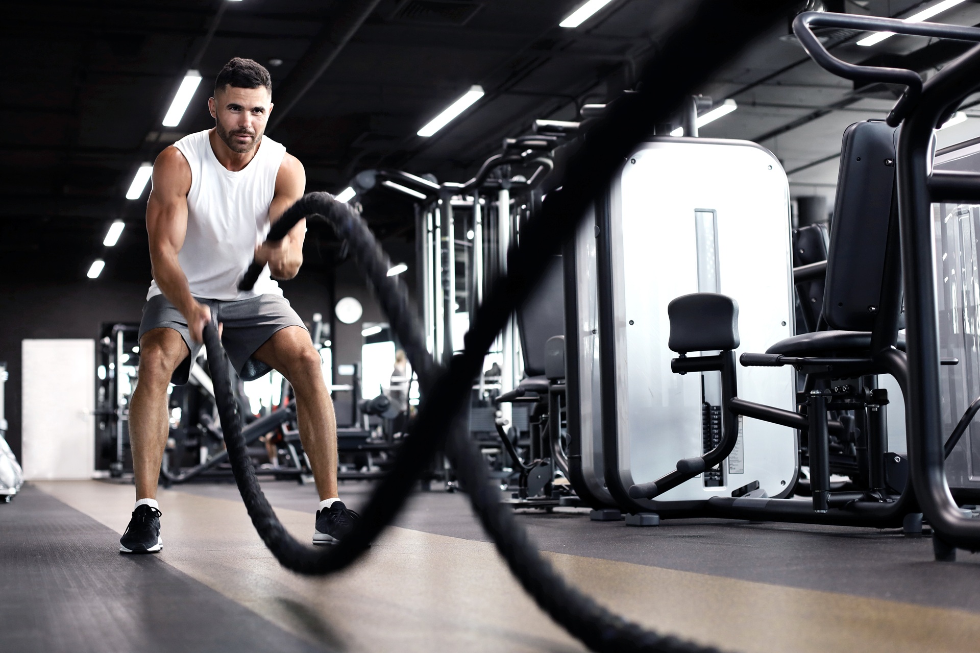 Mann trainiert mit Battle Ropes im Gym | Personal Training Köln
